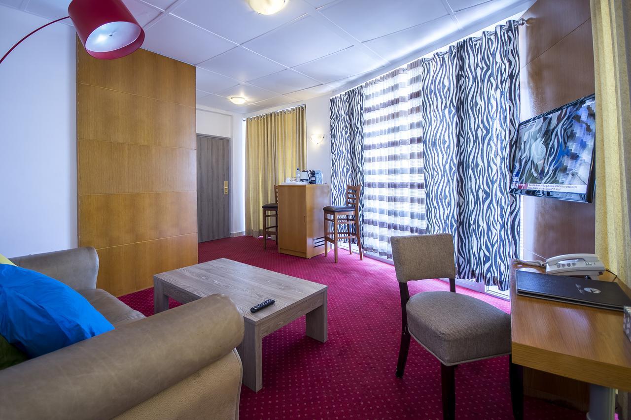Léon Hôtel Kinshasa Ngoại thất bức ảnh
